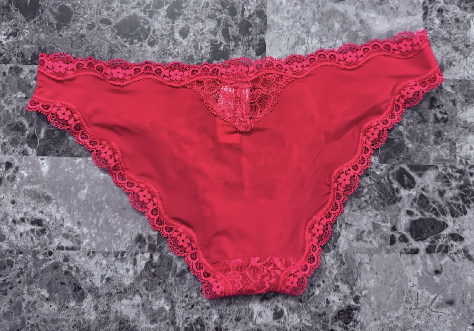NWT VICTORIA’S SECRET DREAM ANGELS SMALL RED SMOOTH LACE RARE CHEEKINI PANTIES
