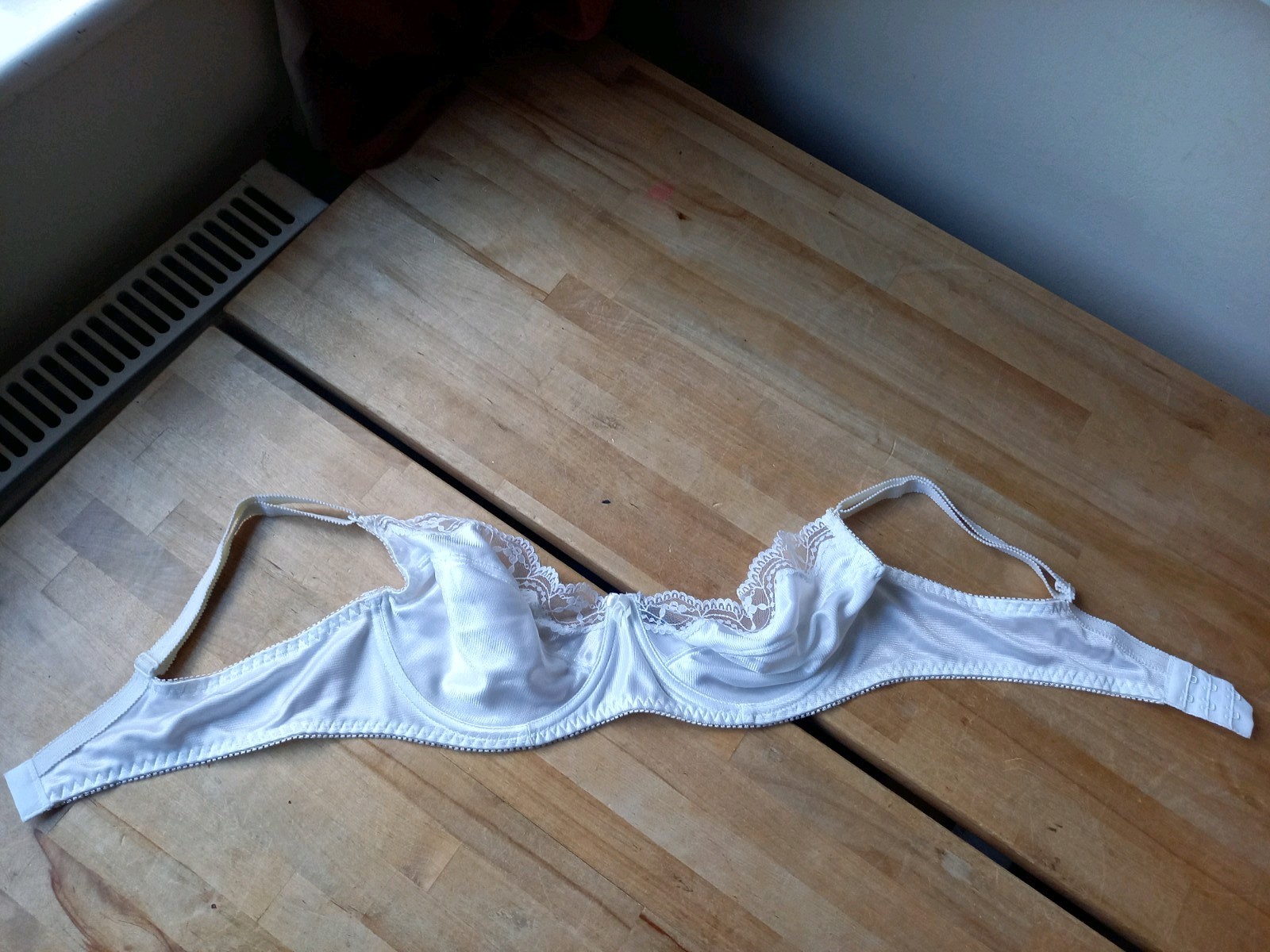 36C White Bra with Lace Trim Cups Underwire Bra 36C BRAND NEW