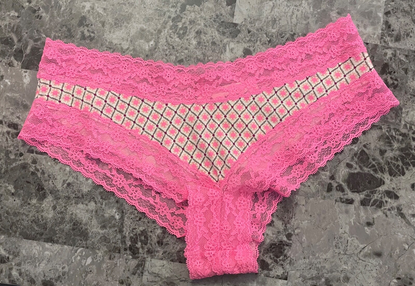NWT VICTORIA’S SECRET SMALL PINK GEOMETRIC FLORAL LACE RARE CHEEKY PANTIES
