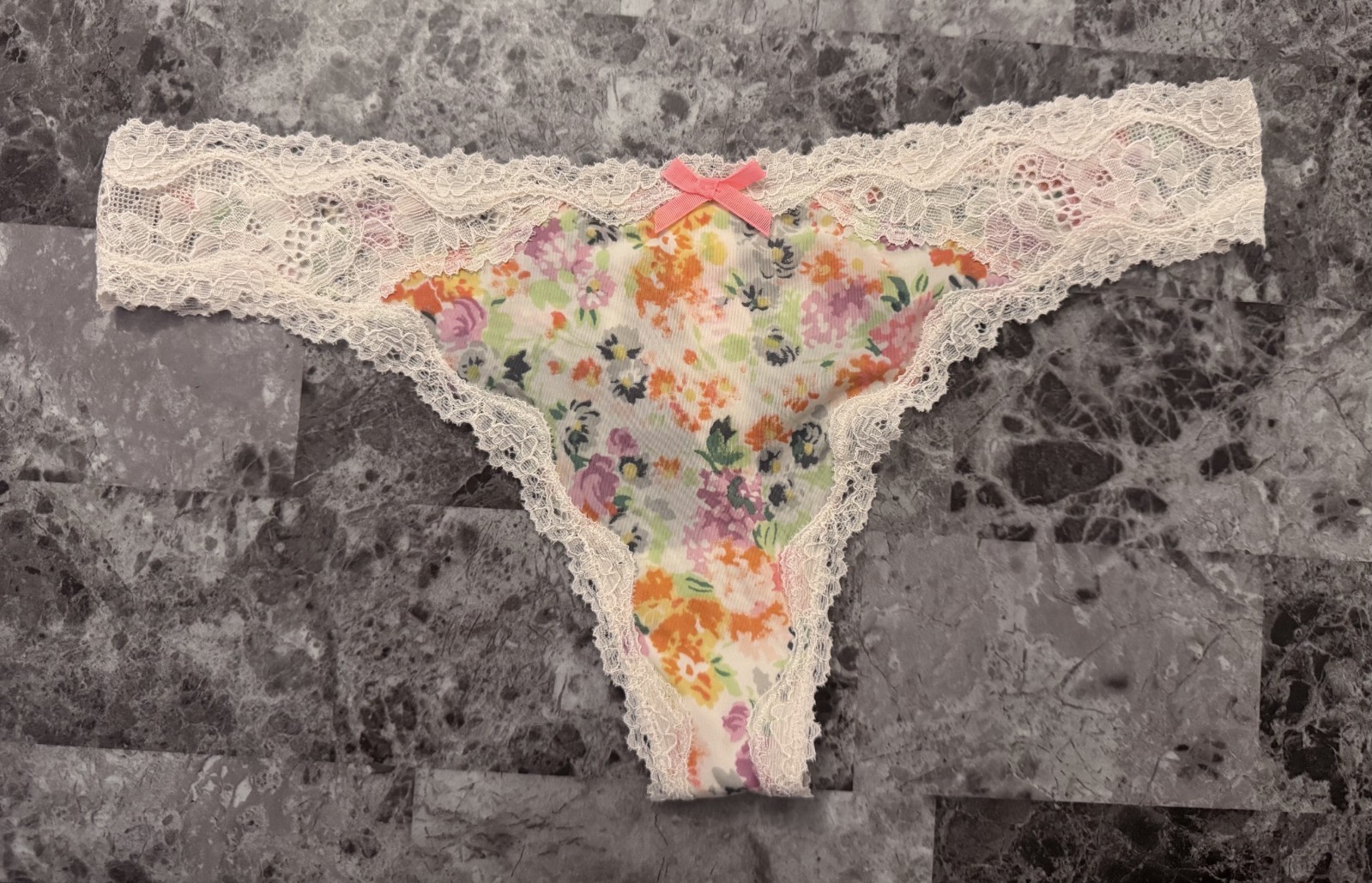 NWOT VICTORIA’S SECRET DREAM ANGELS M FLORAL SMOOTH LACE BOW RARE THONG PANTIES