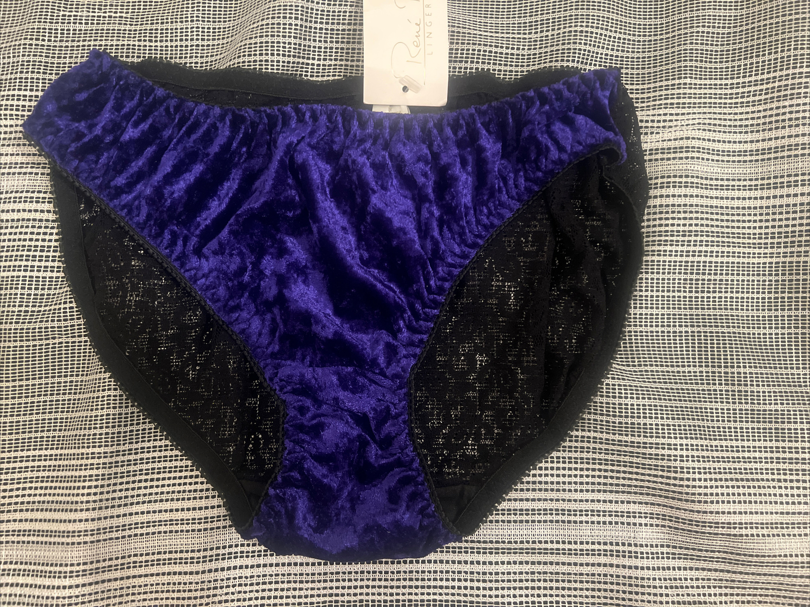 VTG WOMEN’S THONG LINGERIE RENE ROFE SIZE M/6 100% NYLON & BODY 100% POLYESTER