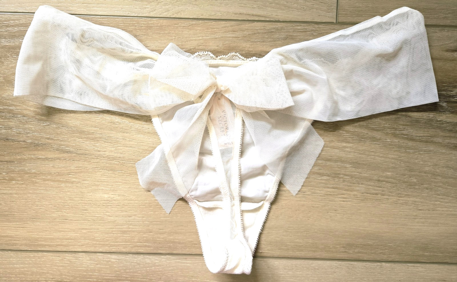 NWT Rare Vintage Victoria’s Secret Coconut Mesh Lace Bows Thong Panties L
