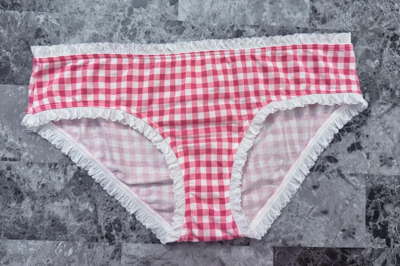 NWT VICTORIA’S SECRET M WHITE PINK GINGHAM EYELET RUFFLE RARE HIPHUGGER PANTIES
