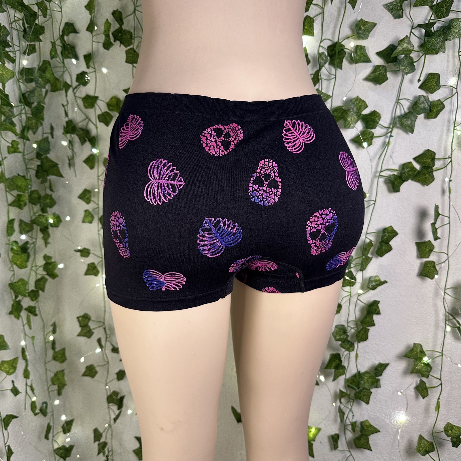 Torrid 2 2X Black Skulls Boyshorts Panties Seamless Shortie Underwear Gothic