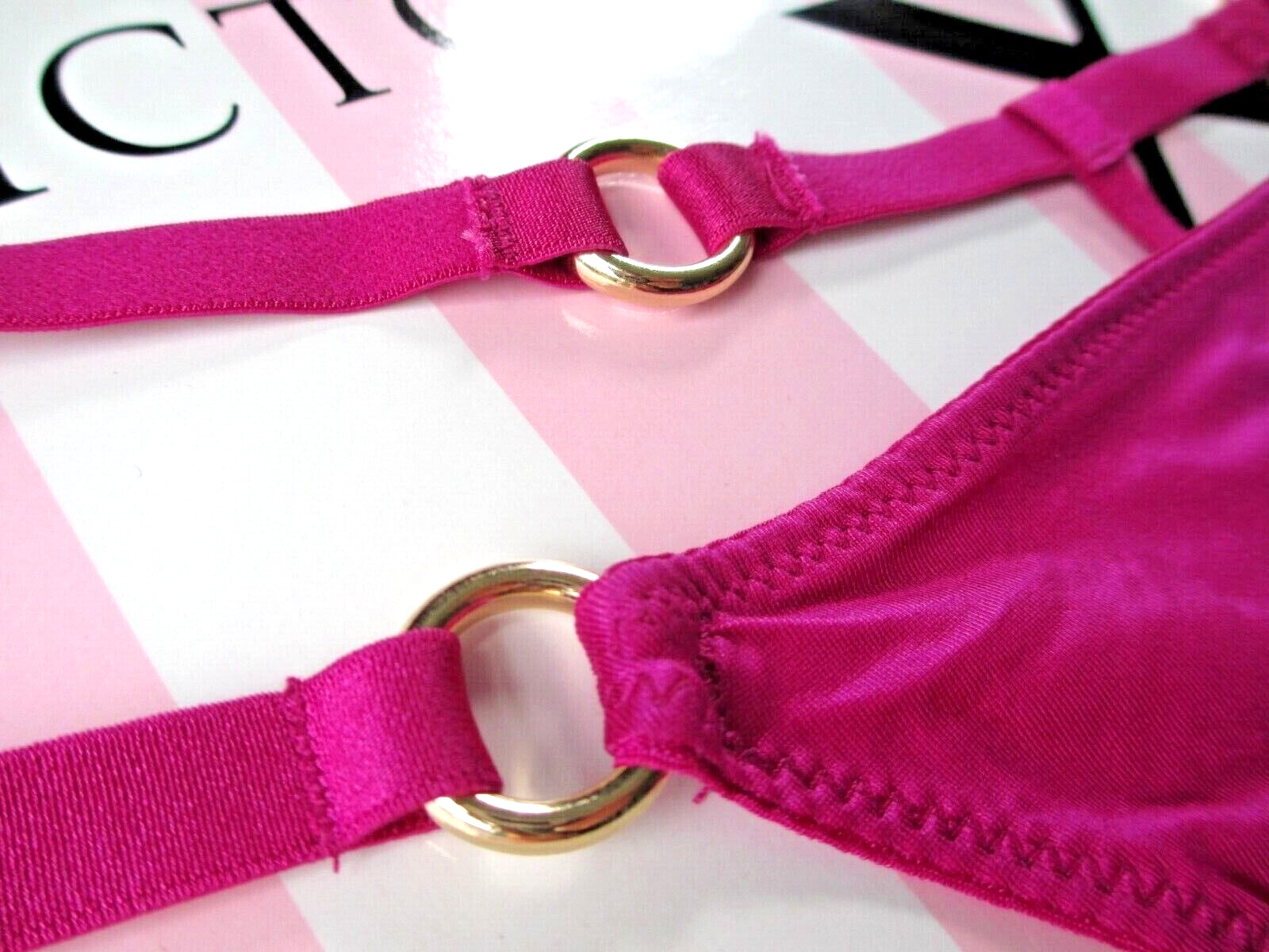 VICTORIA’S SECRET VERY SEXY V-String Thong Panty M Pink NWT Hardware VS Ring