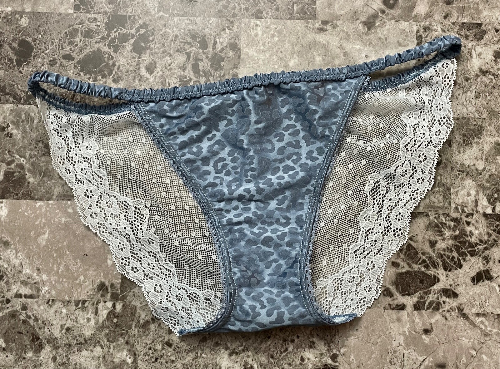 NWT VICTORIA’S SECRET BLUE LEOPARD SATIN SMOOTH LACE BACK STRING BIKINI PANTIES