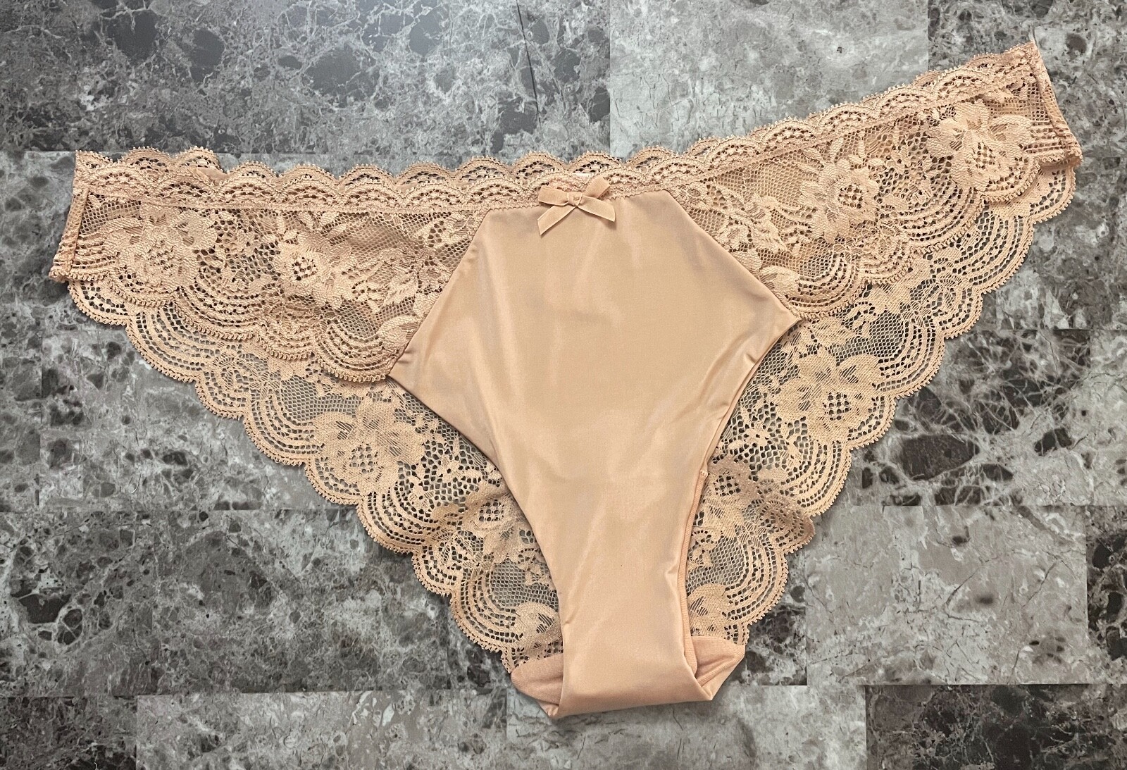 VICTORIA’S SECRET DREAM ANGELS XL NUDE SATIN SMOOTH FLORAL LACE CHEEKINI PANTIES