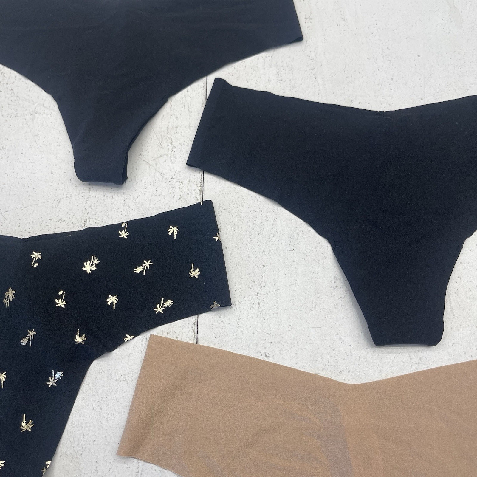 Victoria’s Secret 4 Pack Black Beige Palm Tree Seamless Thong Women’s Size Small