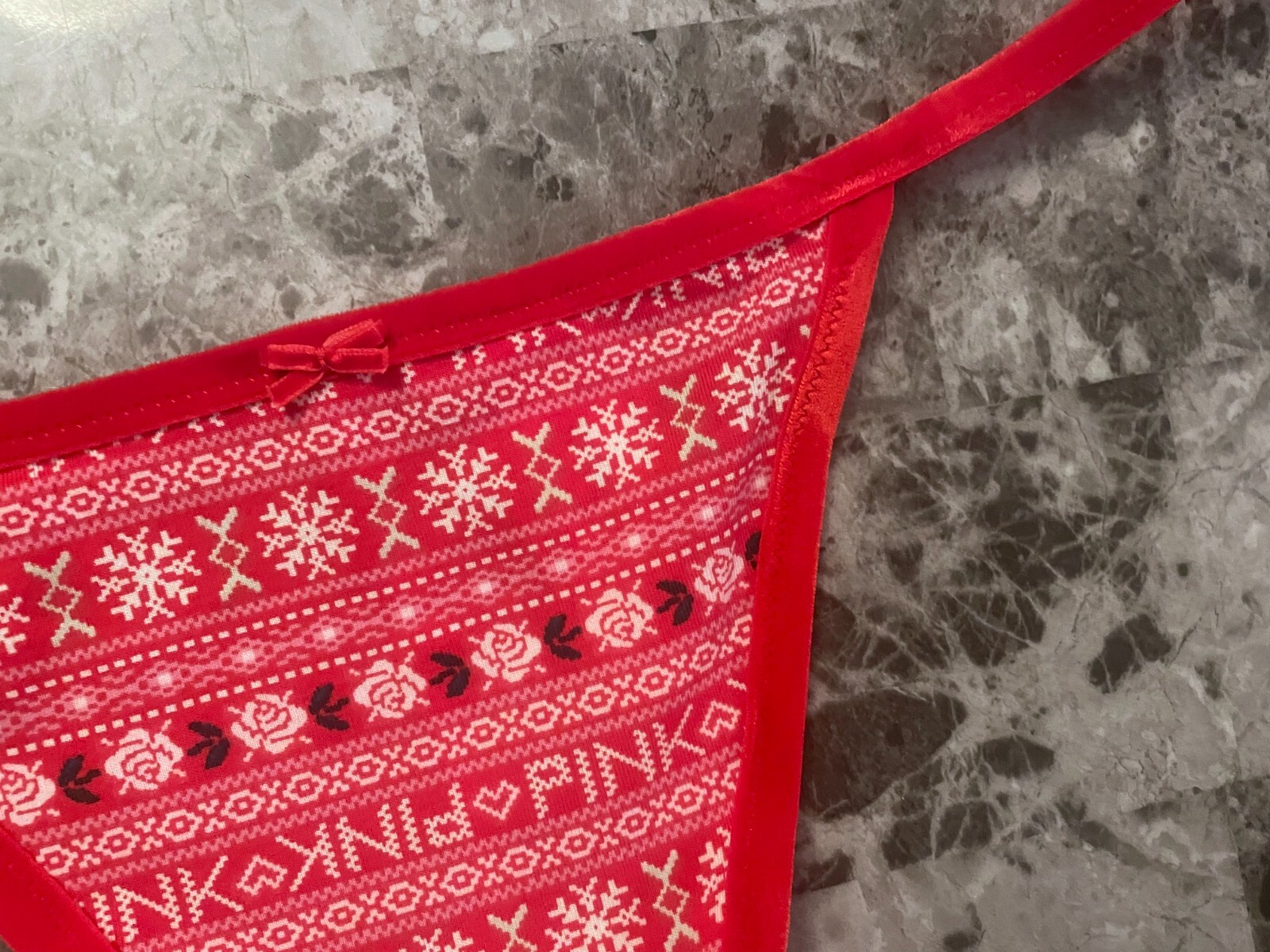 NWT VICTORIA’S SECRET PINK XL RED FAIR ISLE VELVET TRIM BOW V STRING PANTIES