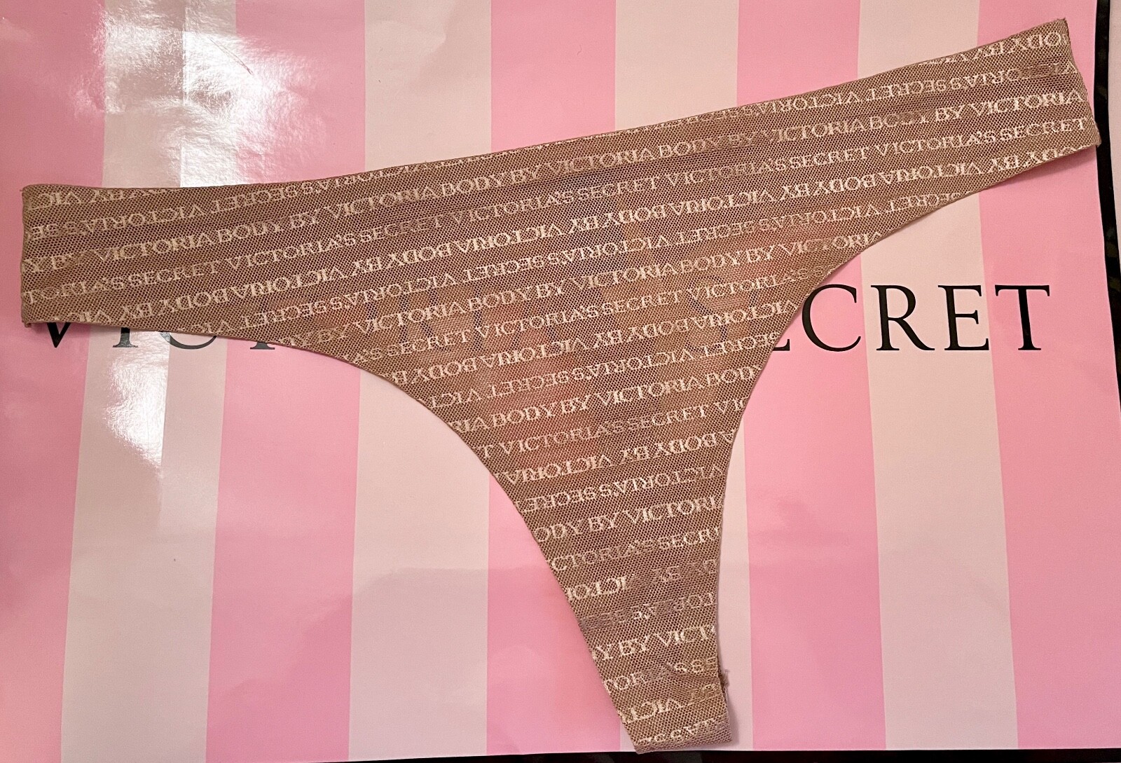 NWT BODY BY VICTORIA’S SECRET M NUDE BEIGE SEAMLESS VINTAGE RARE THONG PANTIES