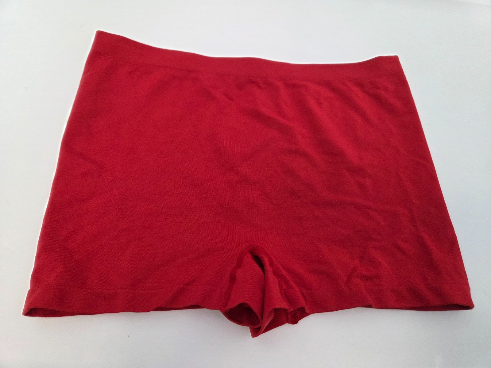 Hanro Women’s Medium Touch Feeling Boyleg Panty in Garnet Red NWT $60