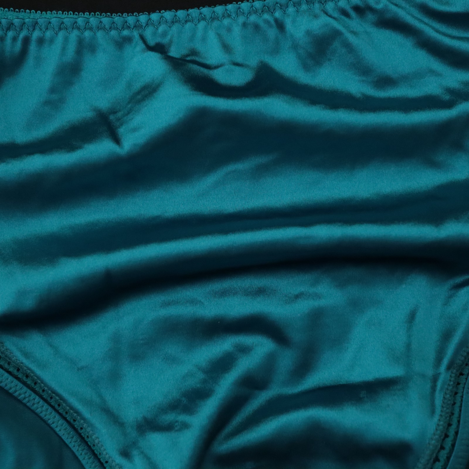 NEW Warner’s VTG 90s Stretch Satin Bright Shine High Cut Brief Panty LARGE