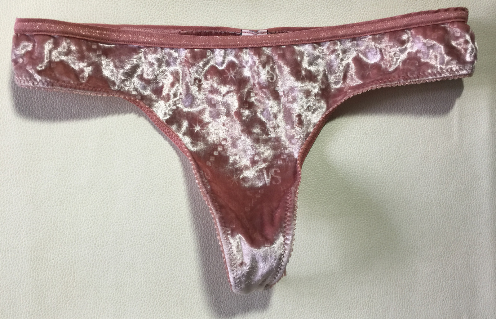 Victoria’s Secret Thong/String Bikini Panties size M 28″ to 32″