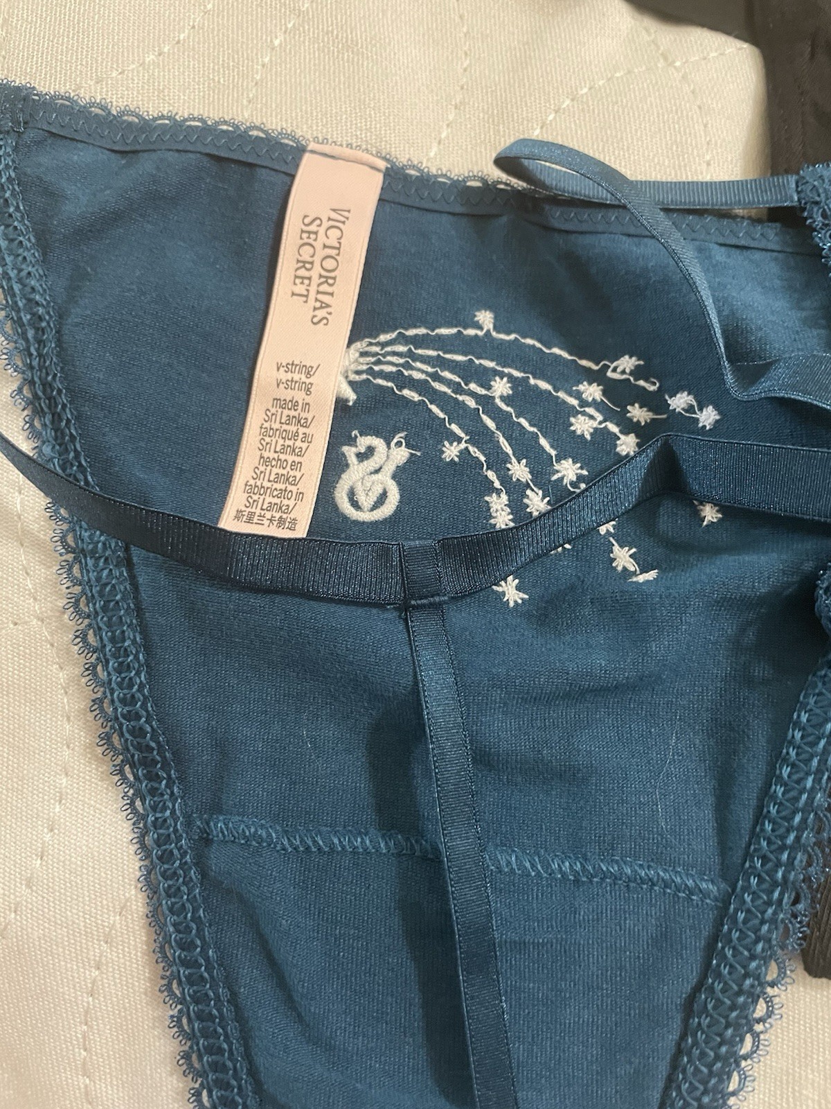 Victoria Secret V String Panties 5 Pack Multi Spellout Charm Stars sz L Bling