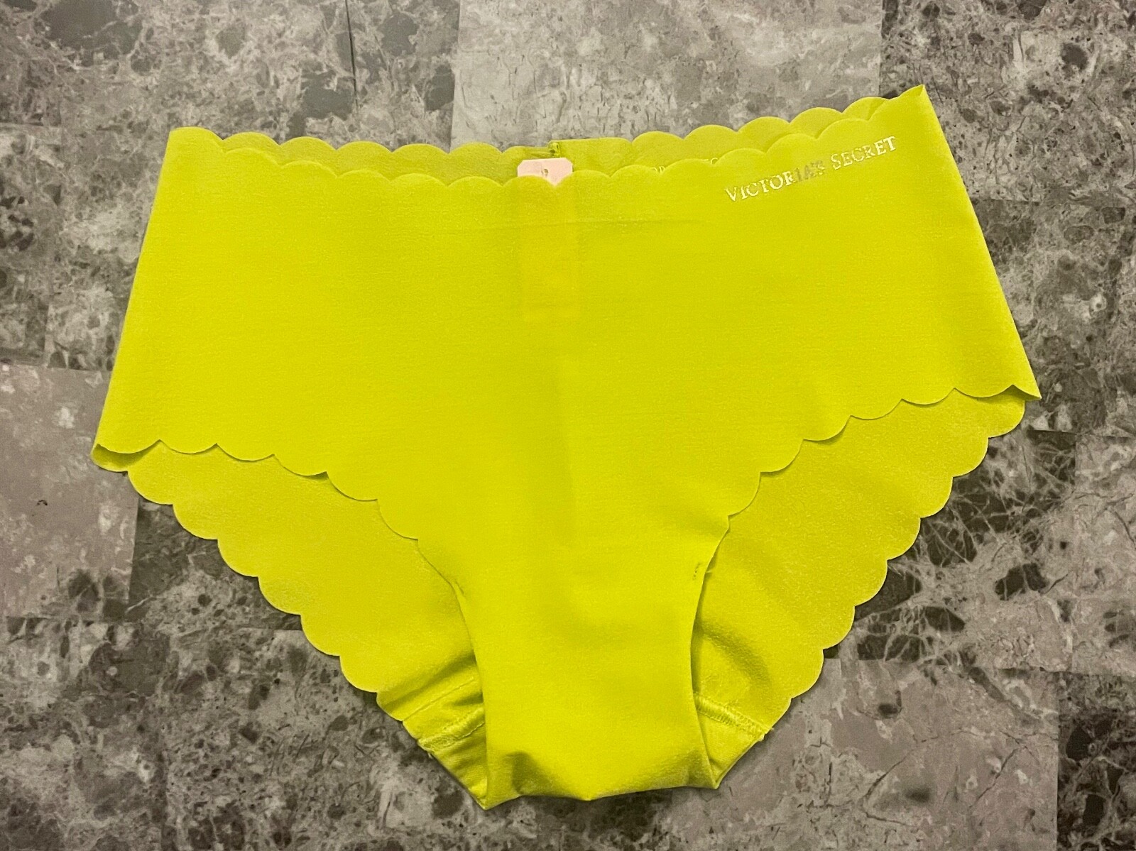NWT VICTORIA’S SECRET XS NEON YELLOW GREEN SCALLOP NO SHOW HIPHUGGER PANTIES