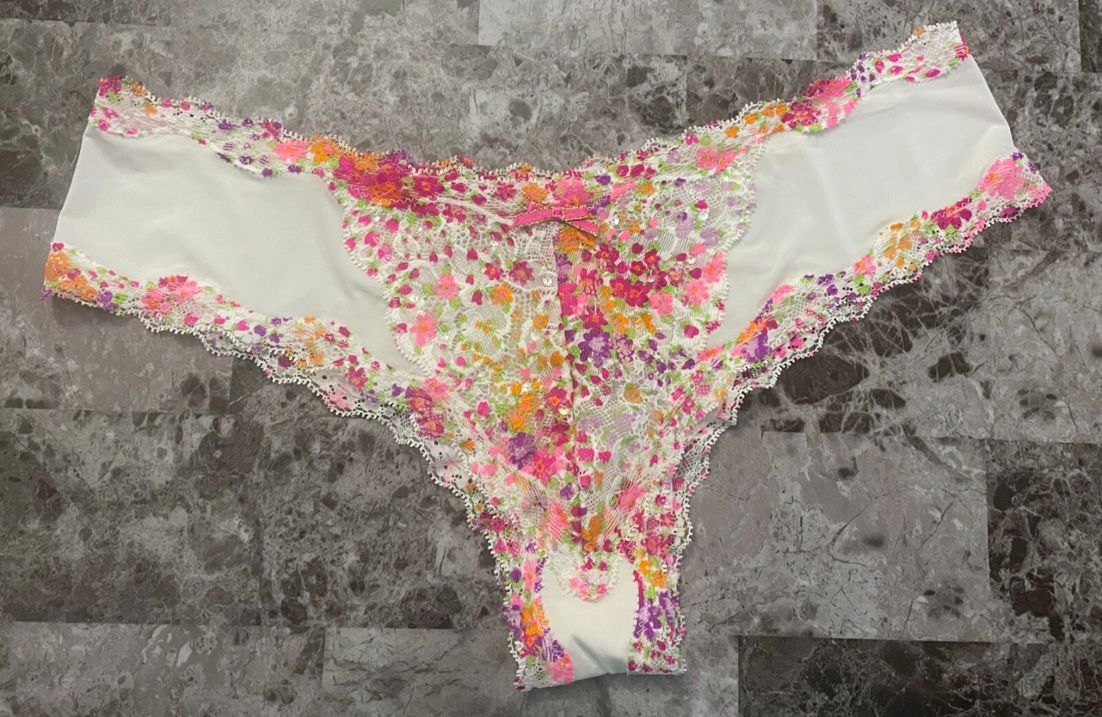 VICTORIA’S SECRET DREAM ANGELS M SMOOTH SEQUIN FLORAL LACE RARE CHEEKY PANTIES