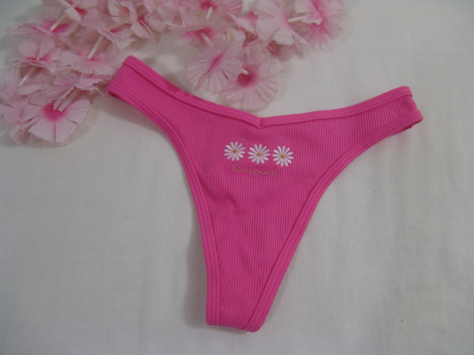 Victoria’s Secret PINK Panties XS Thong / String pink w/white daisy flowers