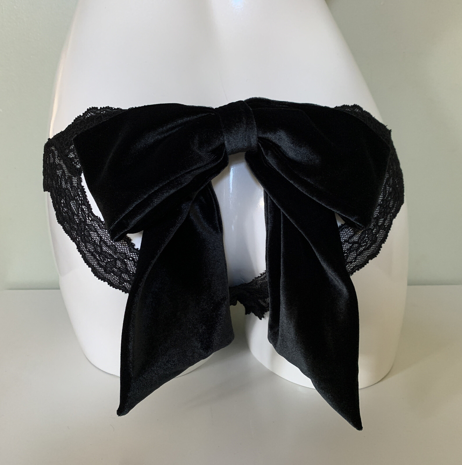 Victorias Secret Dream Angels Lace & Velvet Bow Ouvert Cheekini Panty Black XS S