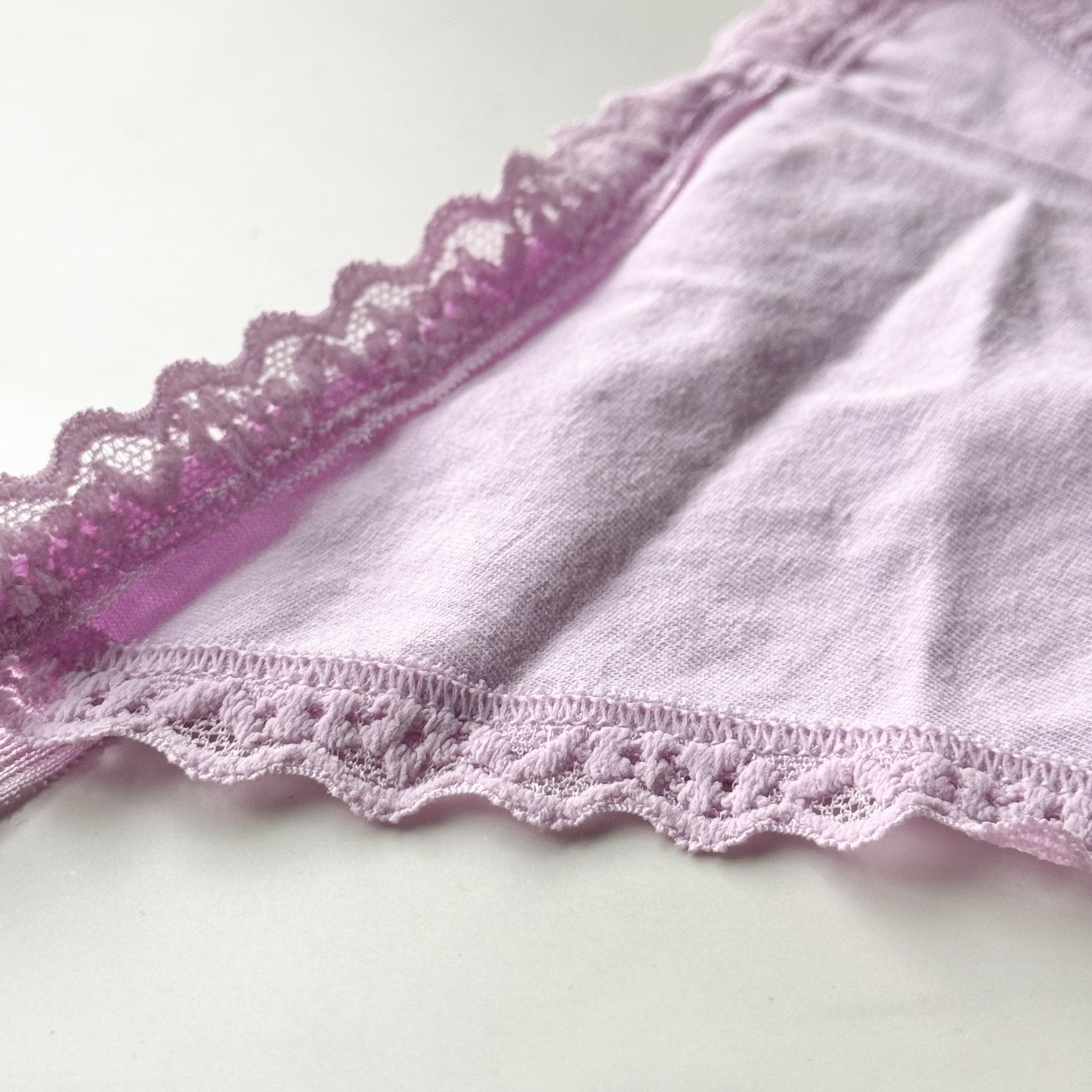 Victoria’s Secret The Lacie Lace-Trim Smooth V-String Panty Violet Sugar L/XL