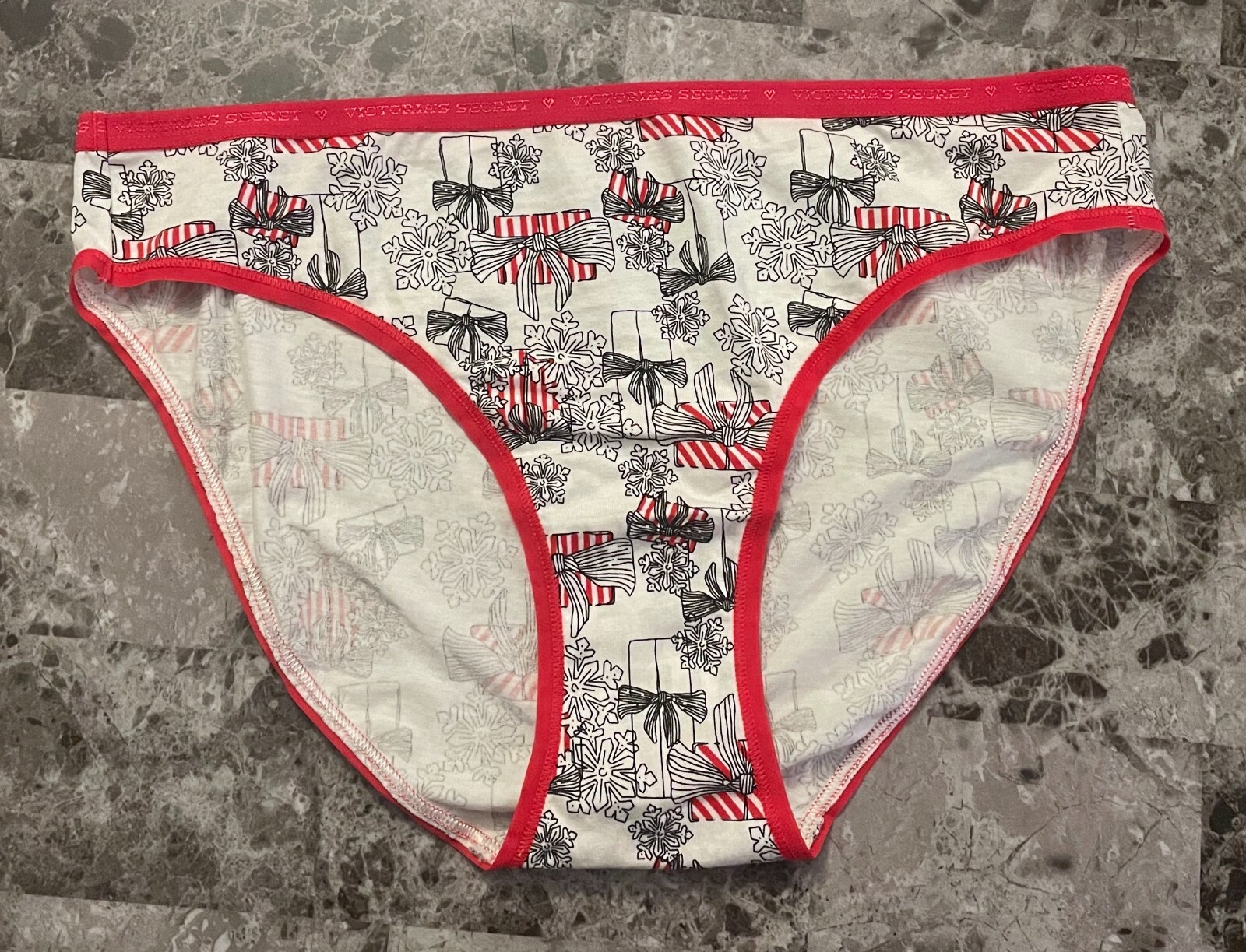 NWT VICTORIA’S SECRET LARGE RED WHITE PRESENTS SNOWFLAKE RARE BIKINI PANTIES