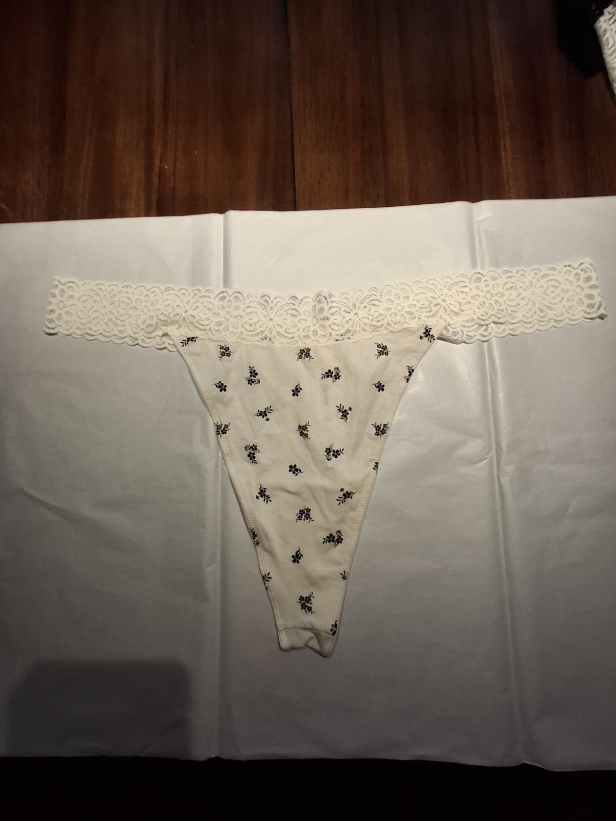 Old Navy Womens Thongs. 3 Pairs. Size 3X. Cream, Black/White Floral. Lace Trim.