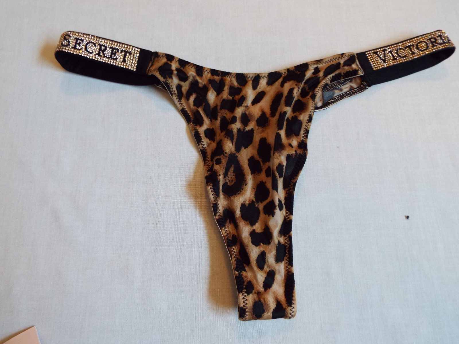 NWT Victoria’s Secret Very Sexy Shine Strap Smooth Thong Leopard M