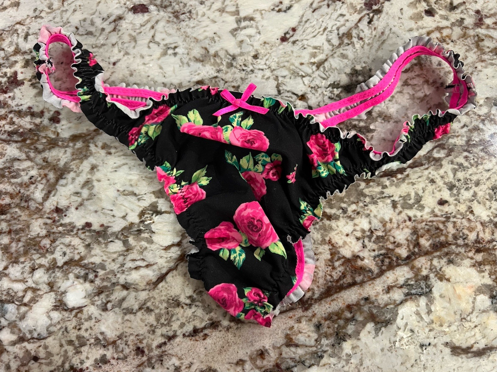 True Vintage Victoria’s Secret PINK Rose Print Ruffled Edge Thong Panties Small