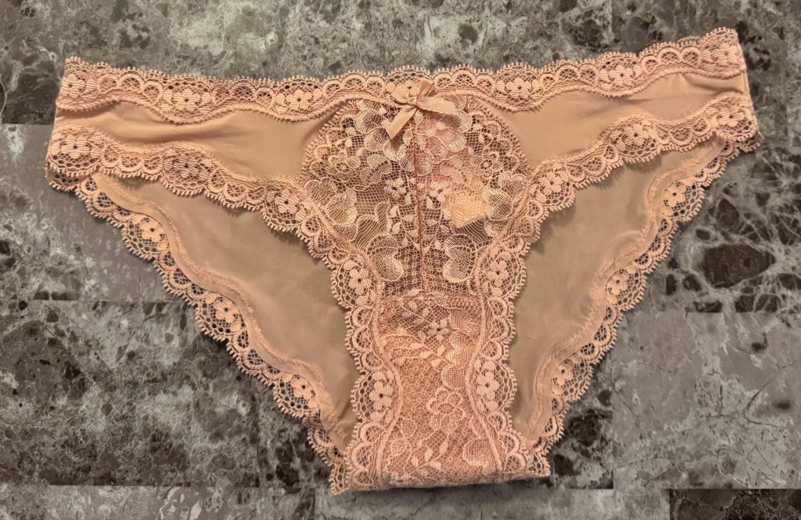 VICTORIA’S SECRET DREAM ANGELS XS BEIGE NUDE SMOOTH LACE RARE CHEEKINI PANTIES