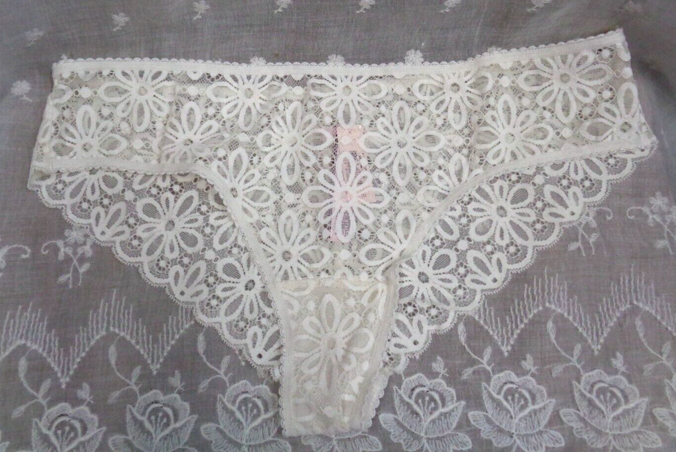 Vtg Women’s VICTORIA’S SECRET Panties CHEEKY WHITE LACE 11117779 / L