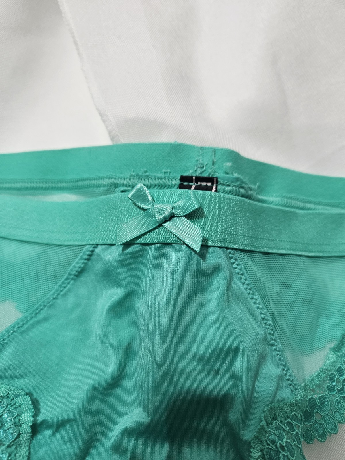 VICTORIA’S SECRET, WOMEN’S NEW GREEN NYLON BL MESH/LACE THONG, TULLE; SIZE M