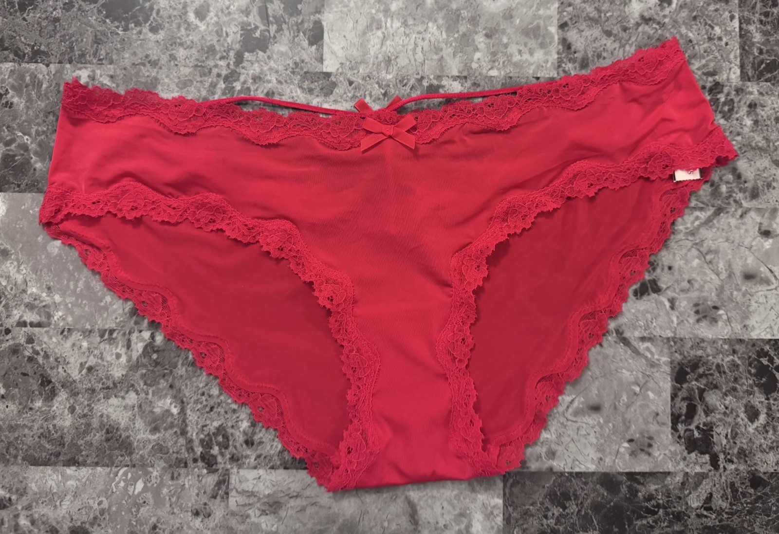 VICTORIA’S SECRET DREAM ANGELS M SMOOTH RED LACE STRAPPY RARE HIPKINI PANTIES