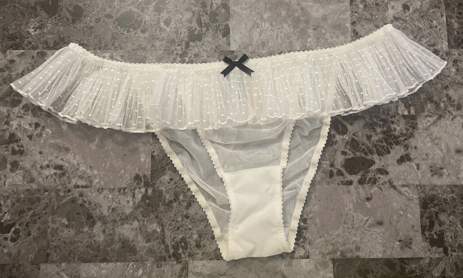 NWT VICTORIA’S SECRET L WHITE HEART MESH PLEATED RUFFLE RARE CHEEKINI PANTIES