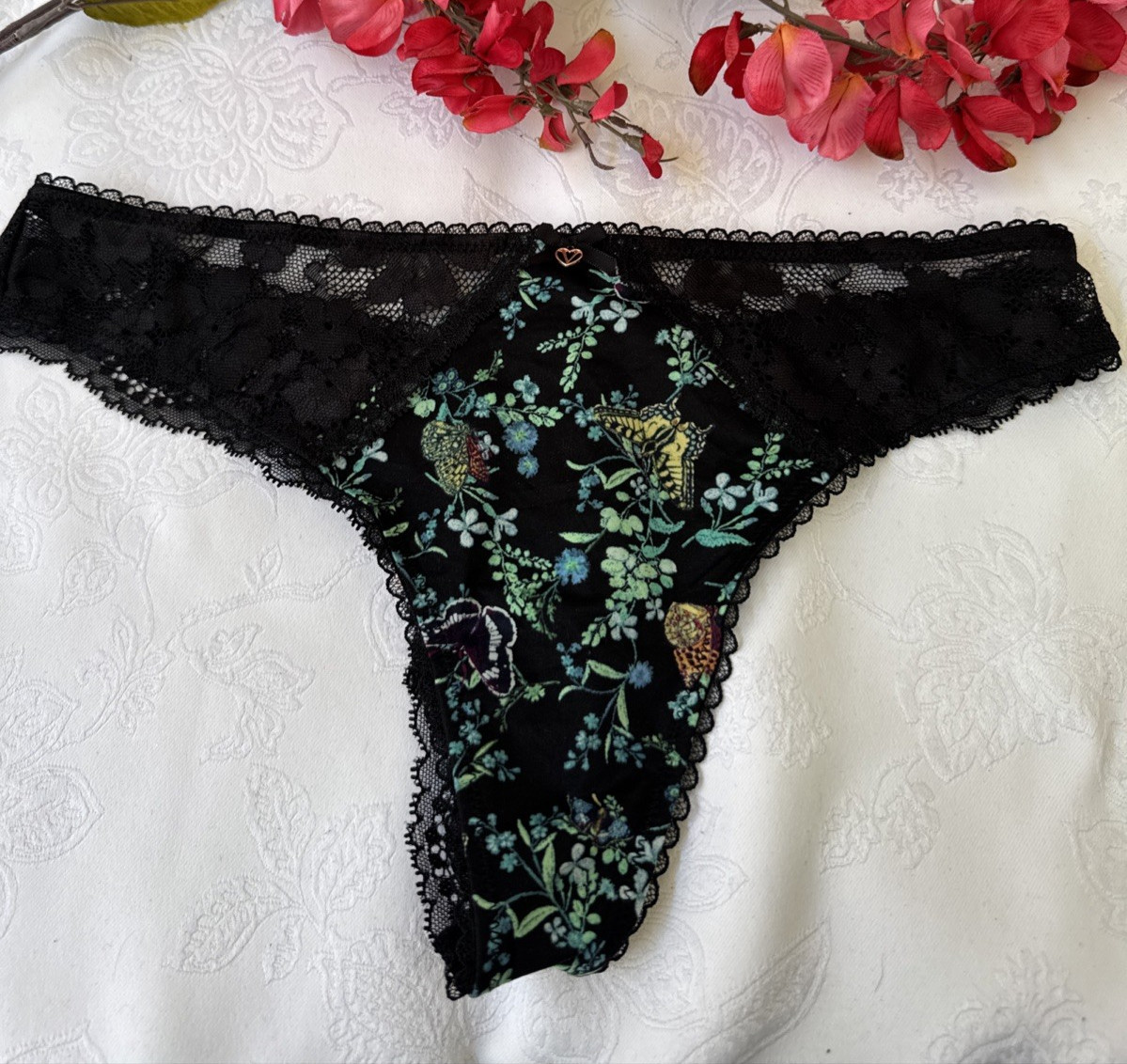 VICTORIA’S SECRET M BUTTERFLY FLORAL SILKY LACE SUMMER THONG PANTIES NWT