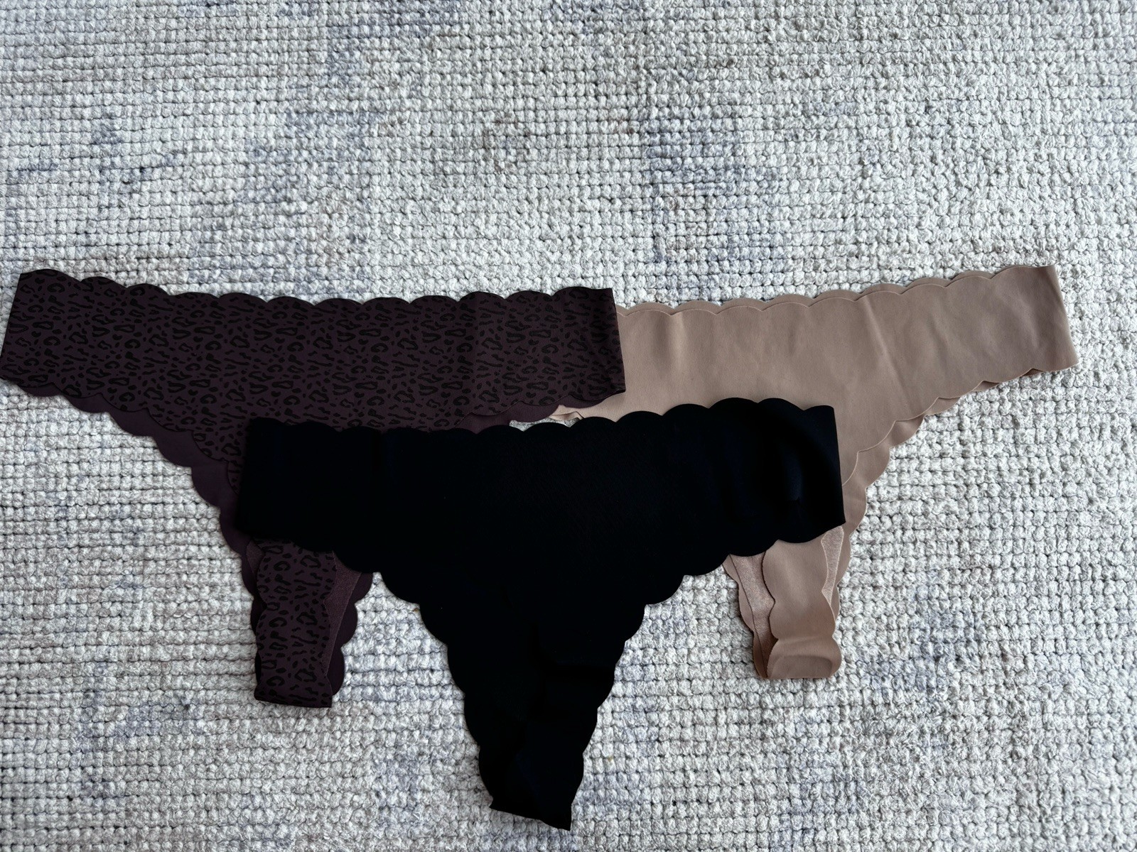 Women Seamless Thong Panties Lot of 3 Scalloped Edge No Show Underwear Size L⁠