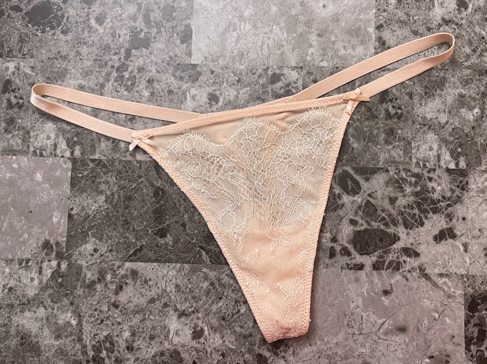 VICTORIA’S SECRET O/S PINK GRAY SILVER LACE SMOOTH RARE VINTAGE THONG PANTIES