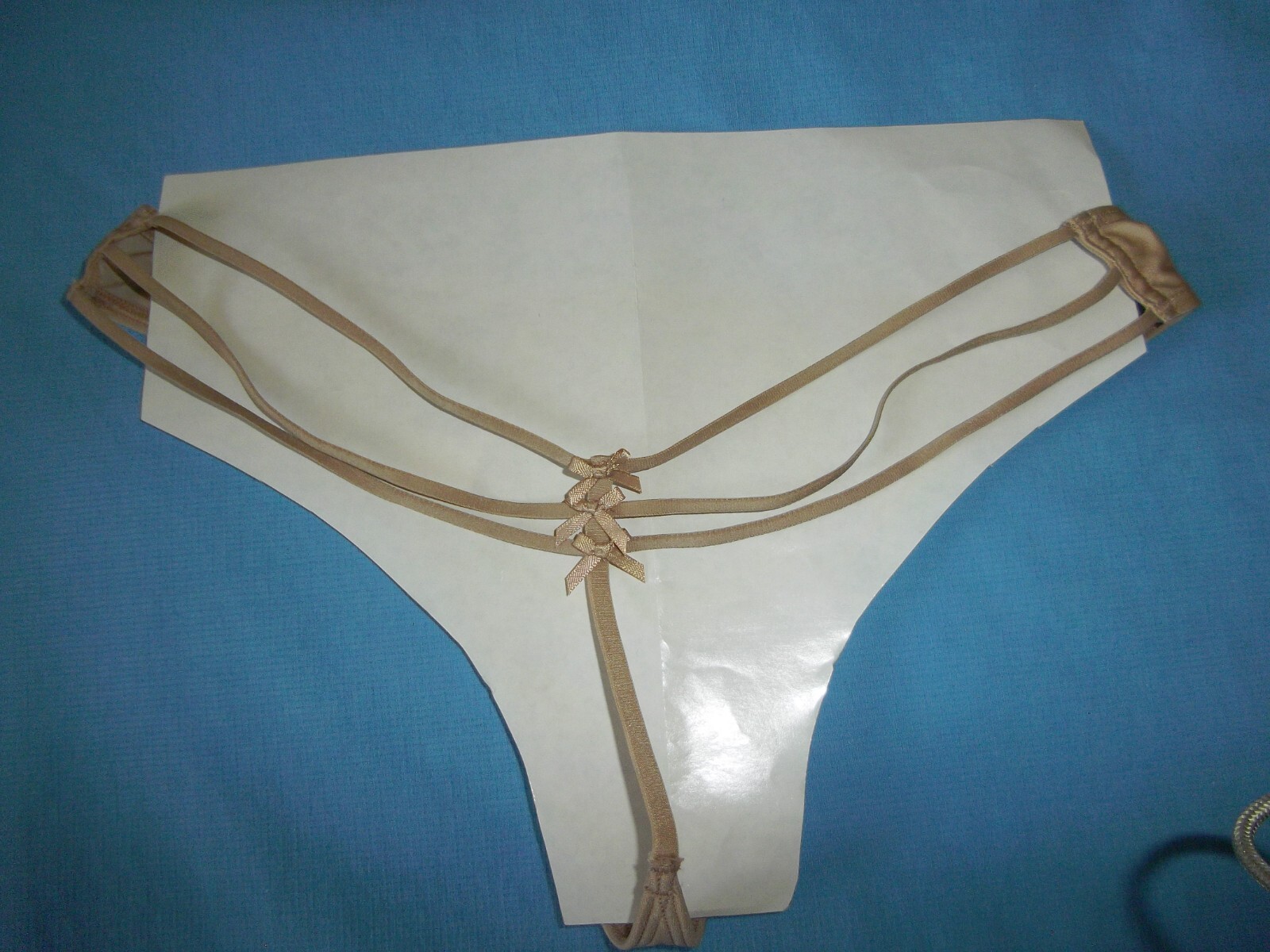 NWT VICTORIA’S SECRET V-String Thongs Nude 3-String Back Bows PANTIES S/P