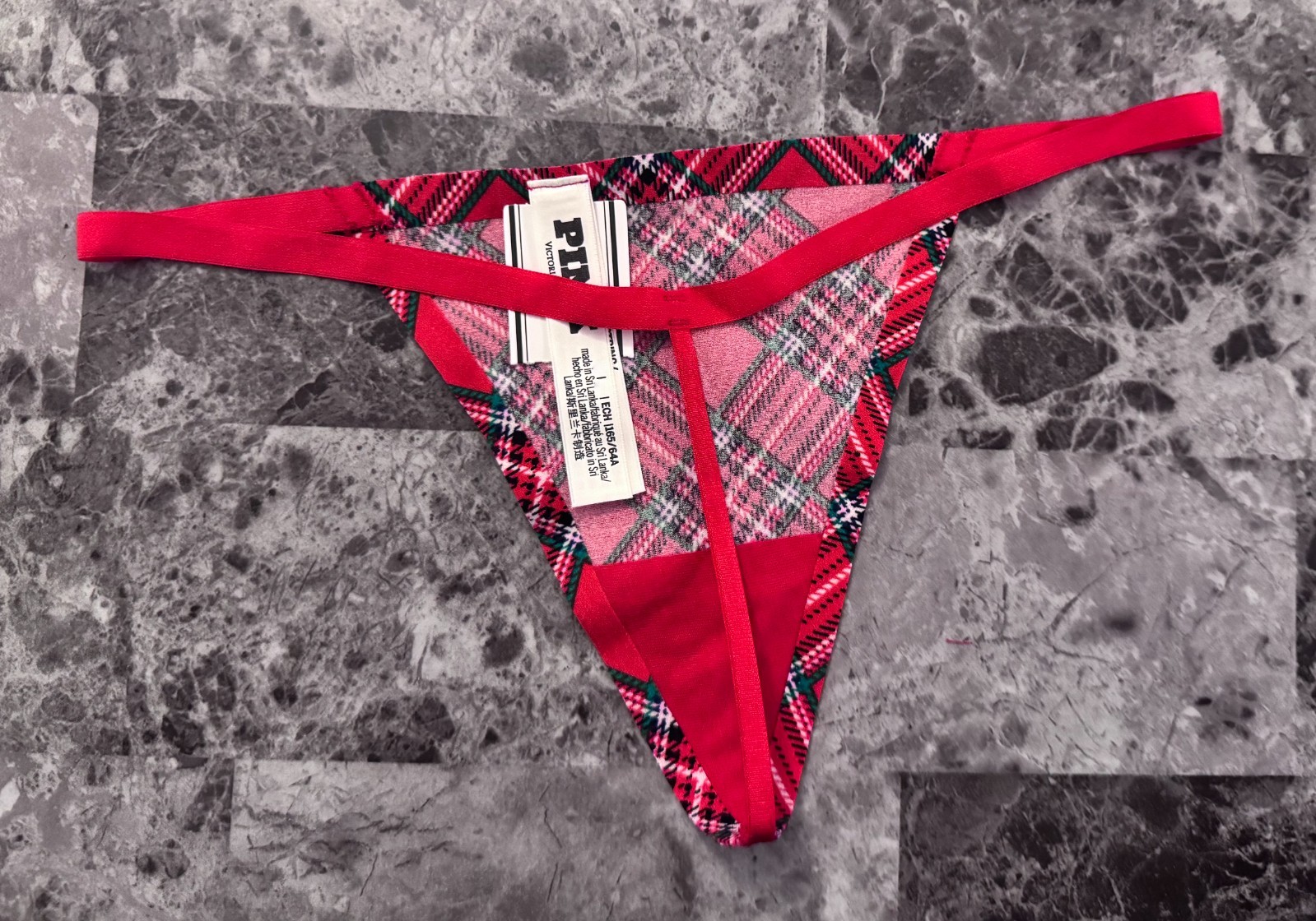 NWT VICTORIA’S SECRET PINK RED GREEN PLAID BONDED EDGE NO SHOW V STRING PANTIES