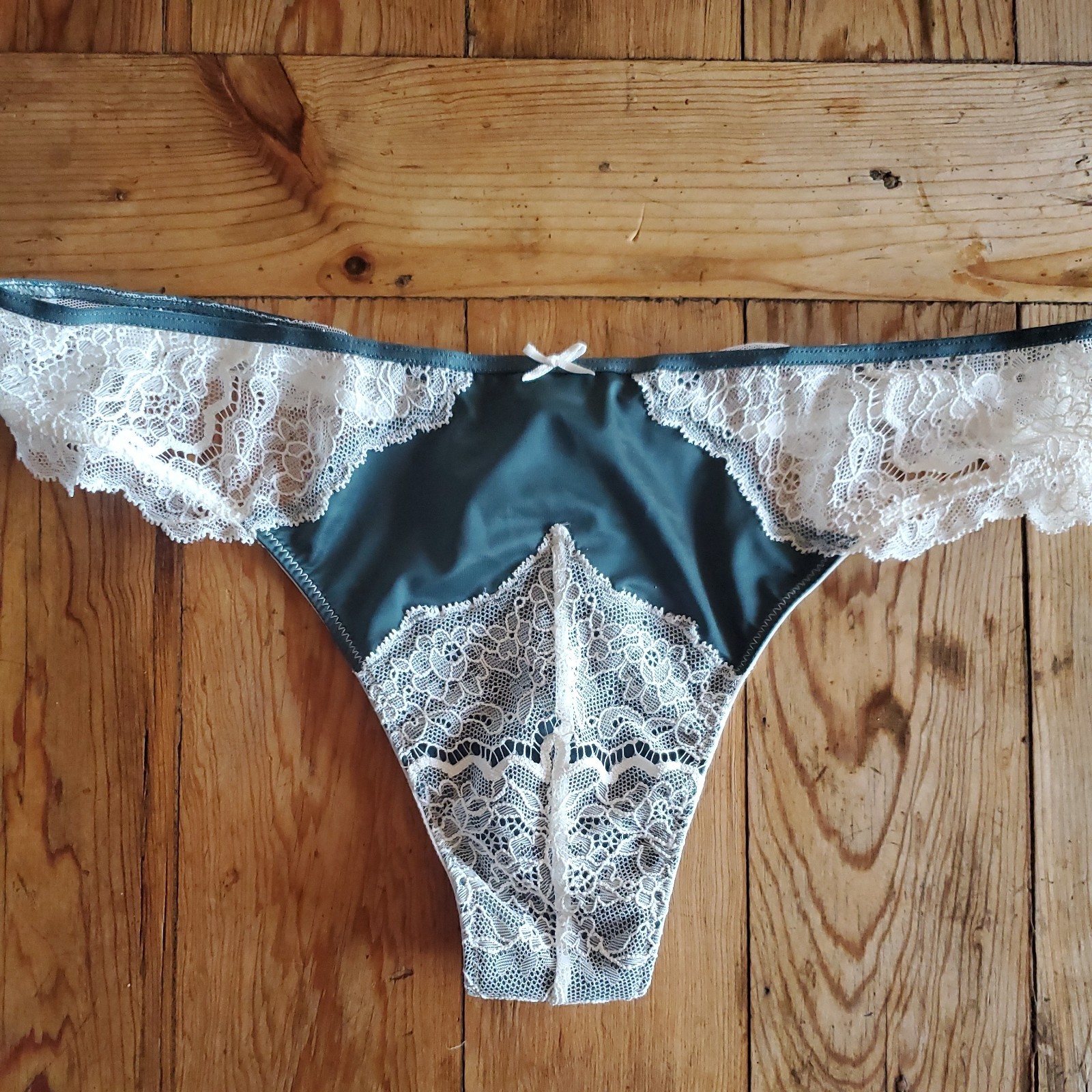 NWT VICTORIA’S SECRET Dream Angel Cheekini Pantie Sz L Ivory Green Lace Satin