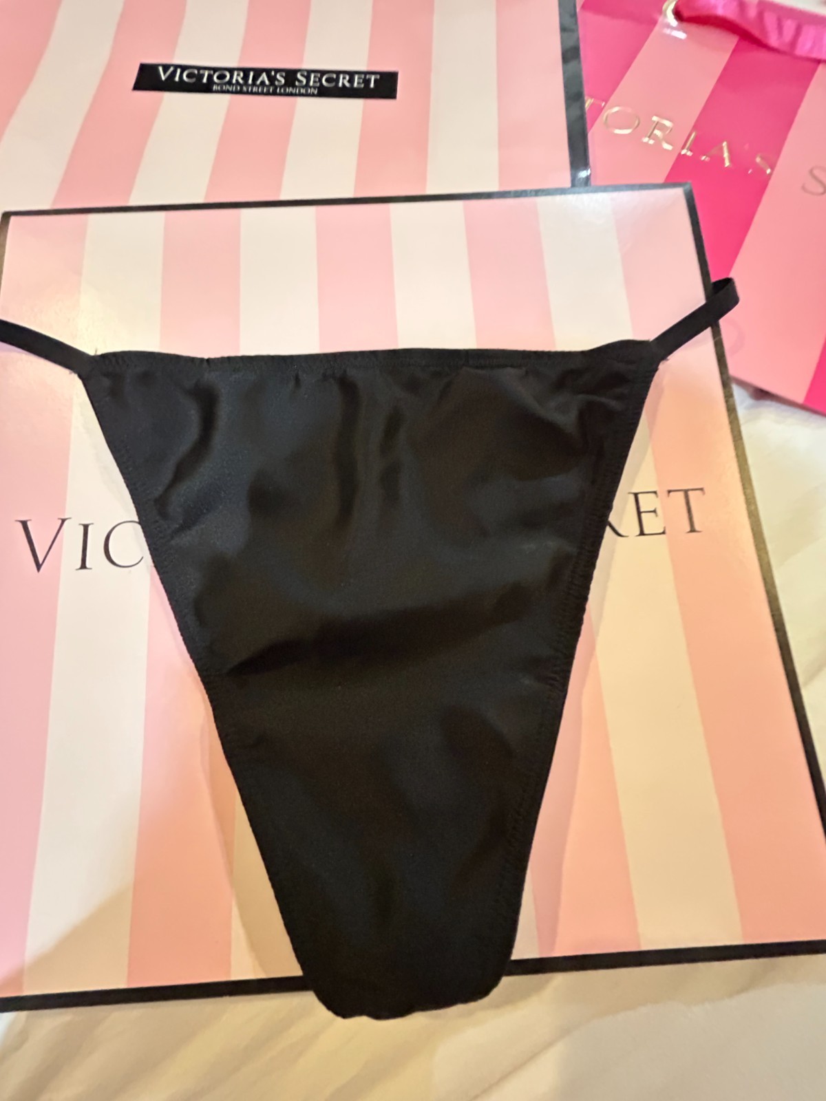 NEW VICTORIA’S SECRET VERY SEXY SPARKLE CRYSTAL BOW V-STRING THONG LARGE