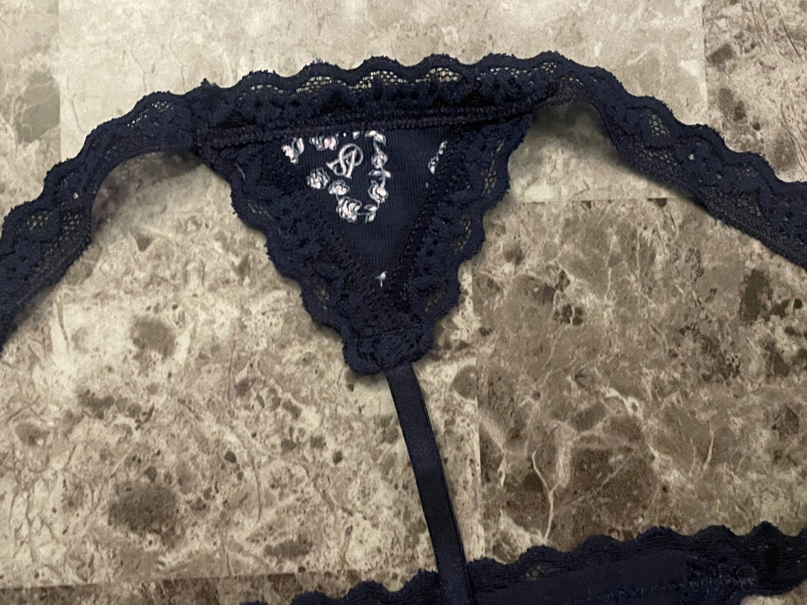 NWT VICTORIA’S SECRET NAVY BLUE ROSE FLORAL HEART LACE V STRING THONG PANTIES