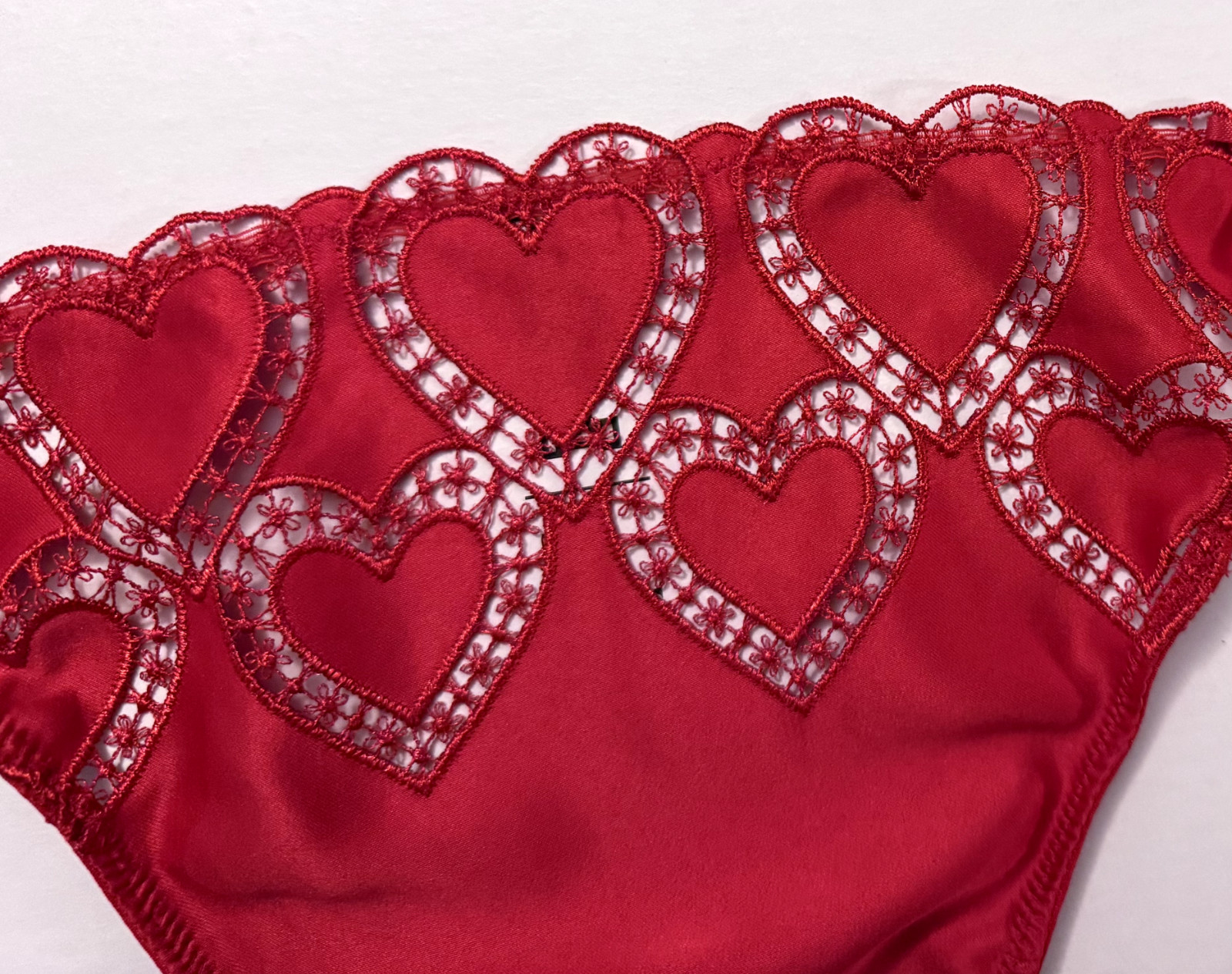VICTORIA’S SECRET RED SATIN SMOOTH HEART CUTOUT EMBROIDERY MESH THONG PANTIES