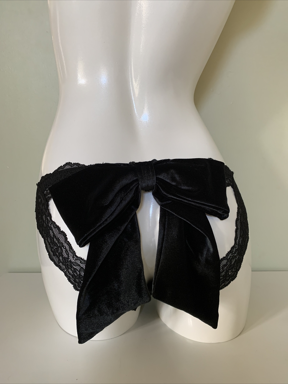 Victorias Secret Dream Angels Lace & Velvet Bow Ouvert Cheekini Panty Black XS S