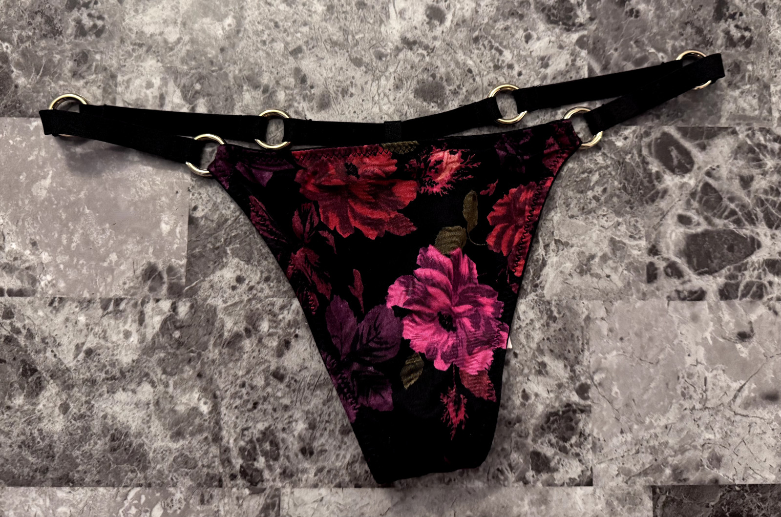 NWT VICTORIA’S SECRET XS PINK RED FLORAL SATIN SMOOTH GOLD RING V STRING PANTIES
