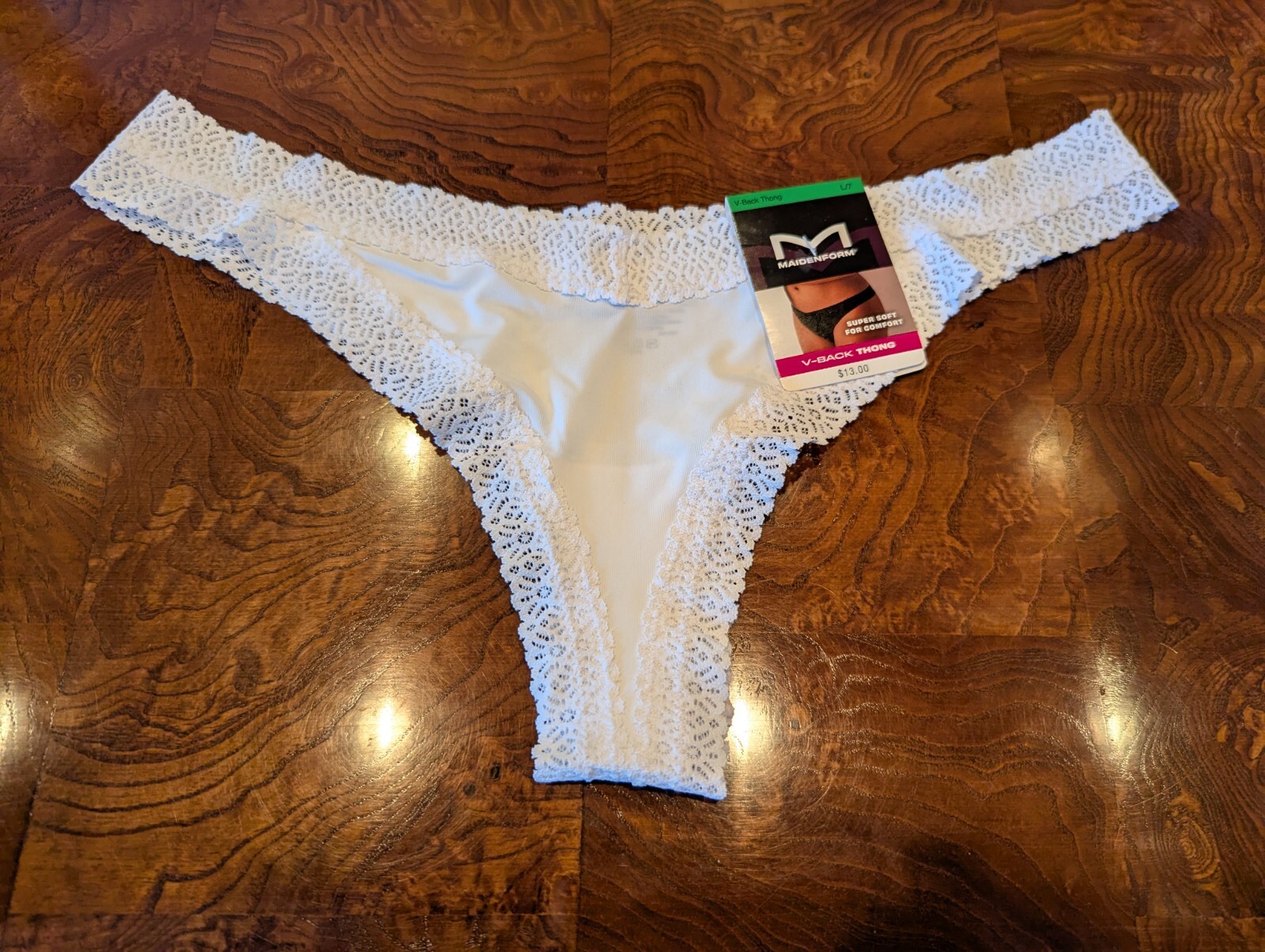 Gorgeous NWT Maidenform White Lacey Super Soft V-Back Thong L /7