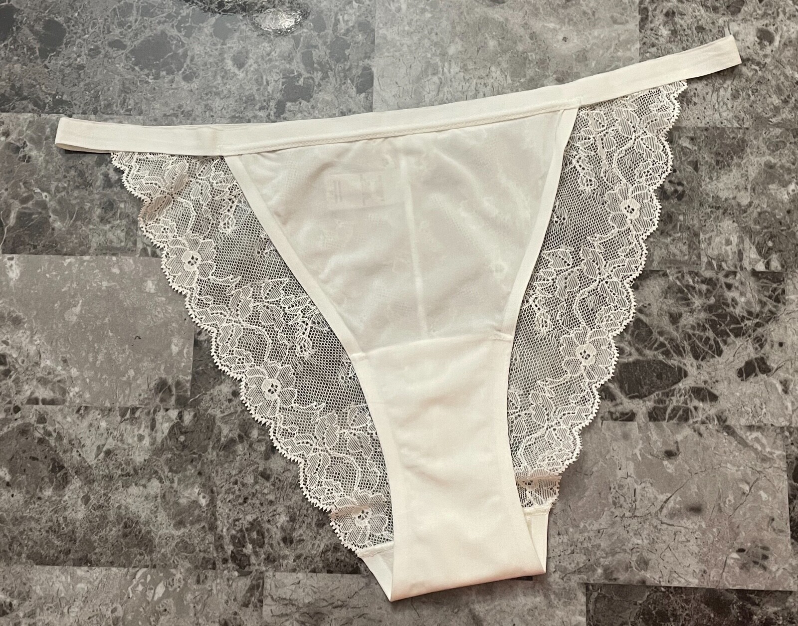 NWOT VICTORIA’S SECRET M WHITE SMOOTH LACE VINTAGE RARE STRING BIKINI PANTIES