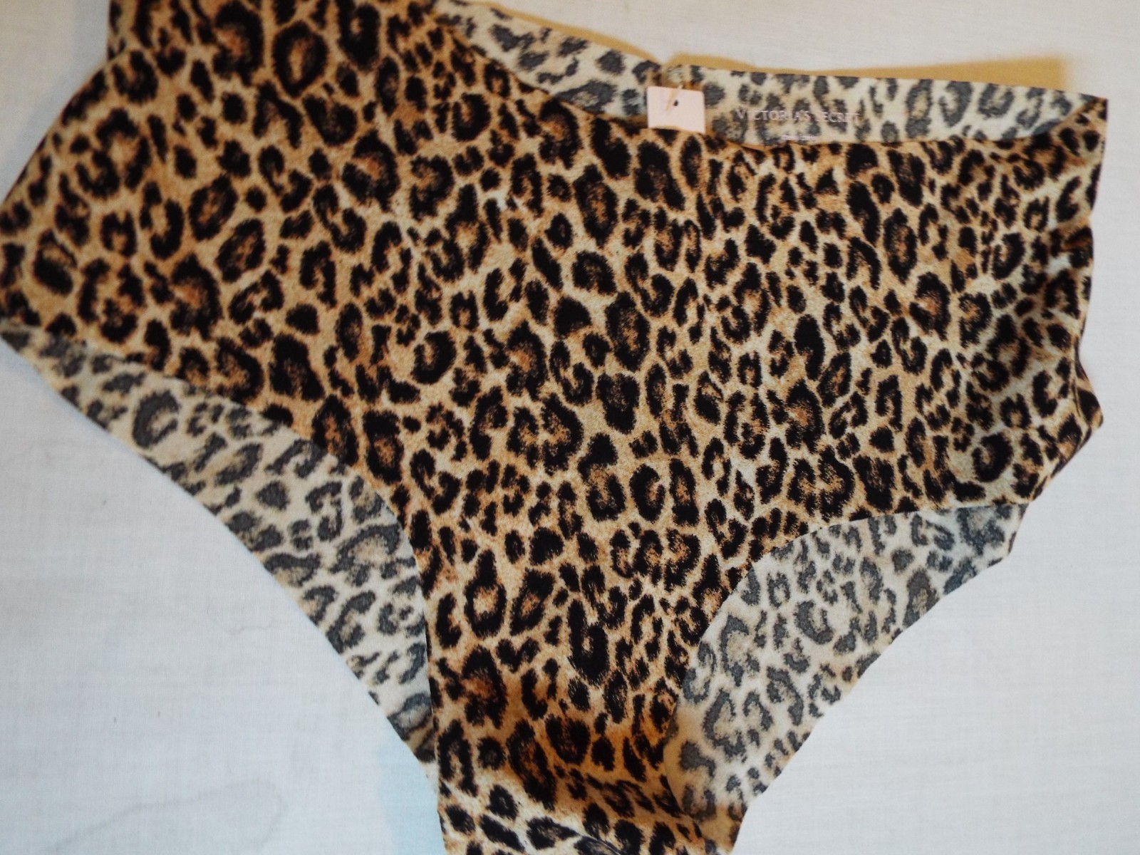 New with tag Victoria’s Secret No-Show Cheeky Panty Natural Leopard Med