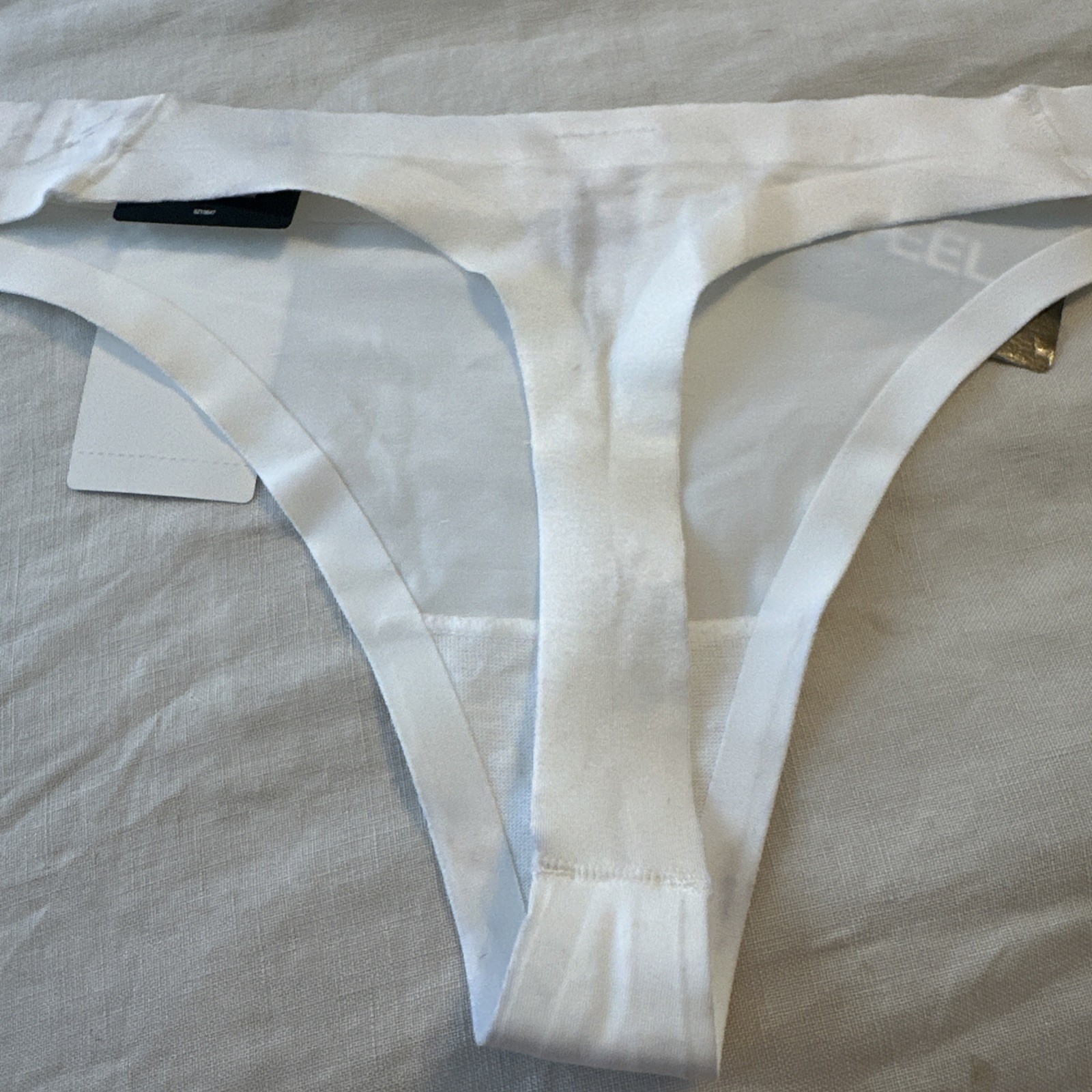 Maidenform No VPL Comfort Devotion Thong Size Medium/6 White NWT