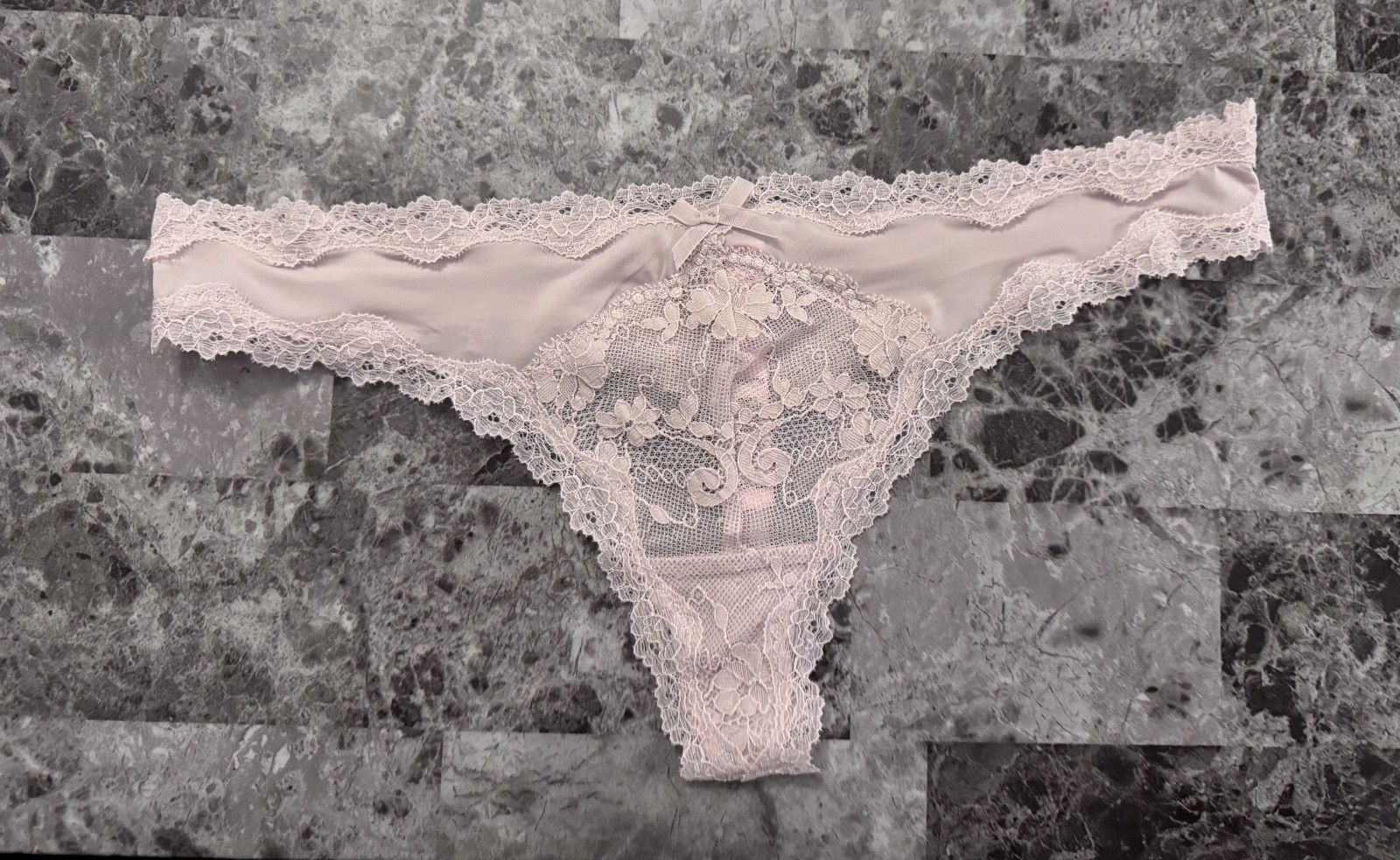 NWT VICTORIA’S SECRET DREAM ANGELS M PALE PINK SMOOTH LACE RARE THONG PANTIES