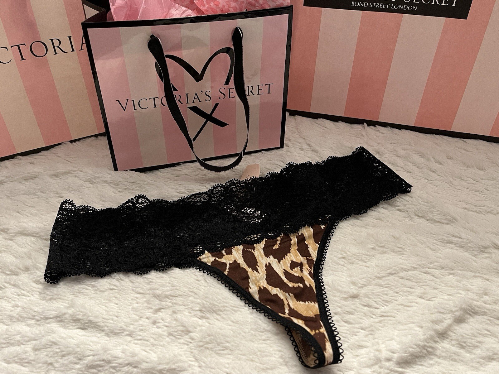 NWT Vtg VICTORIA’S SECRET VERY SEXY Silky Smooth LEOPARD Thong Panty Wide Lace M