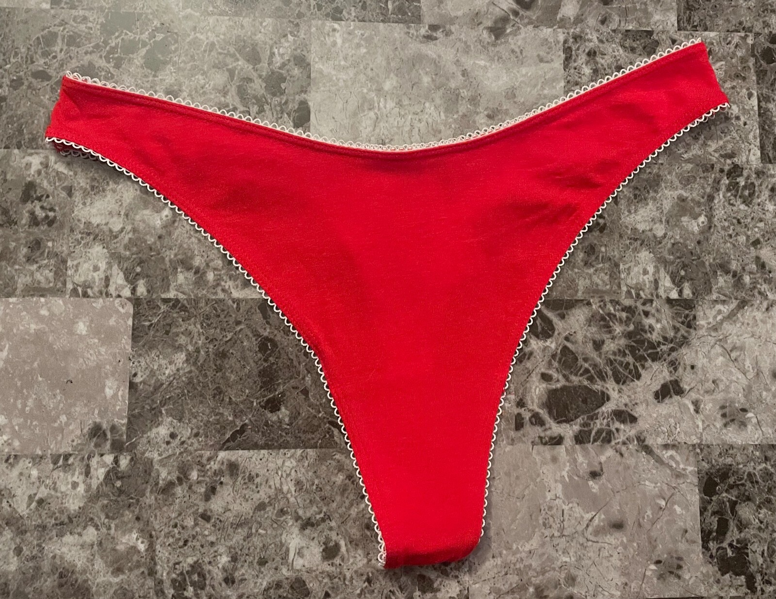NWOT VICTORIA’S SECRET PINK SMALL RED WHITE PICOT TRIM KEYHOLE BOW THONG PANTIES